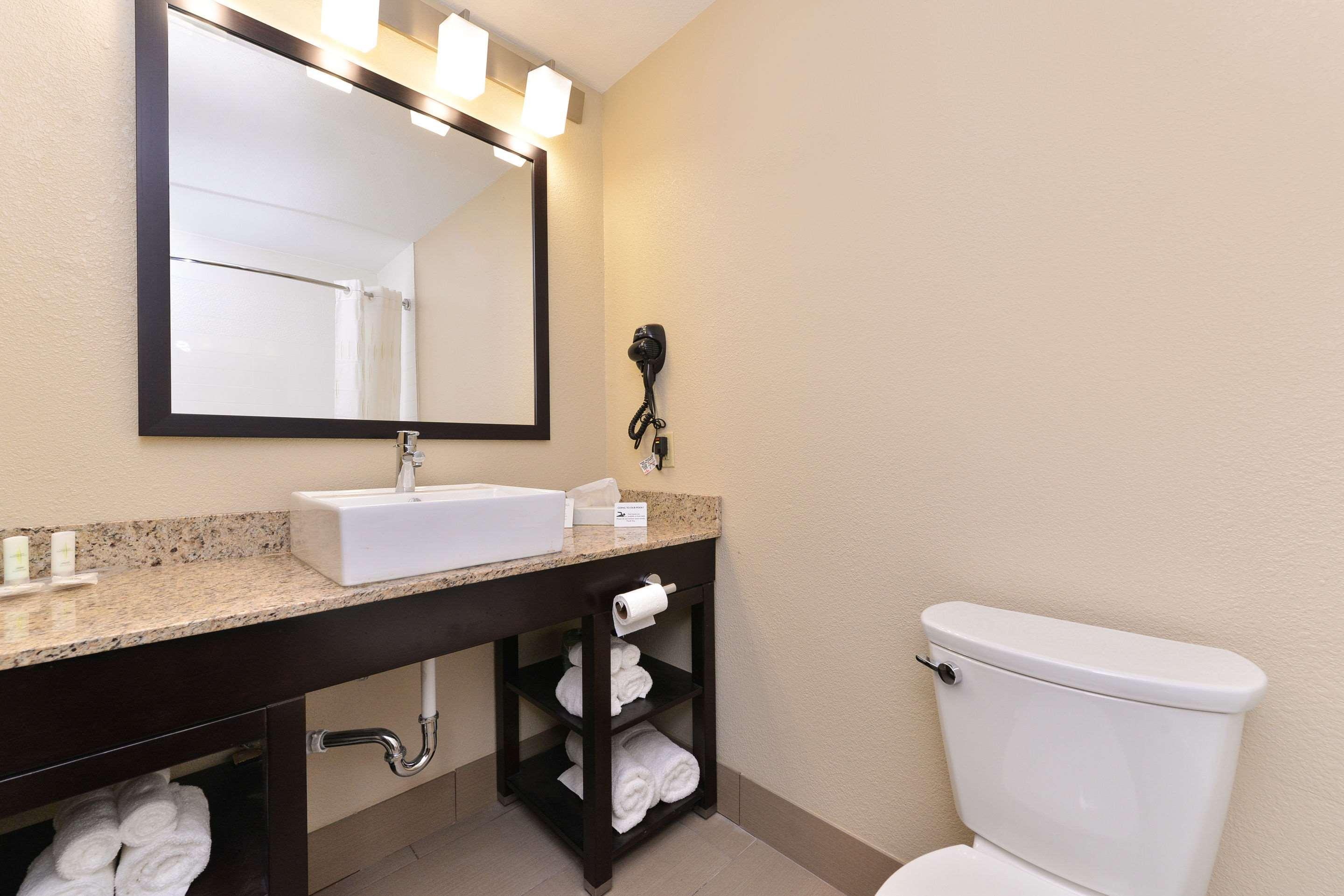 Comfort Suites Columbus Bagian luar foto