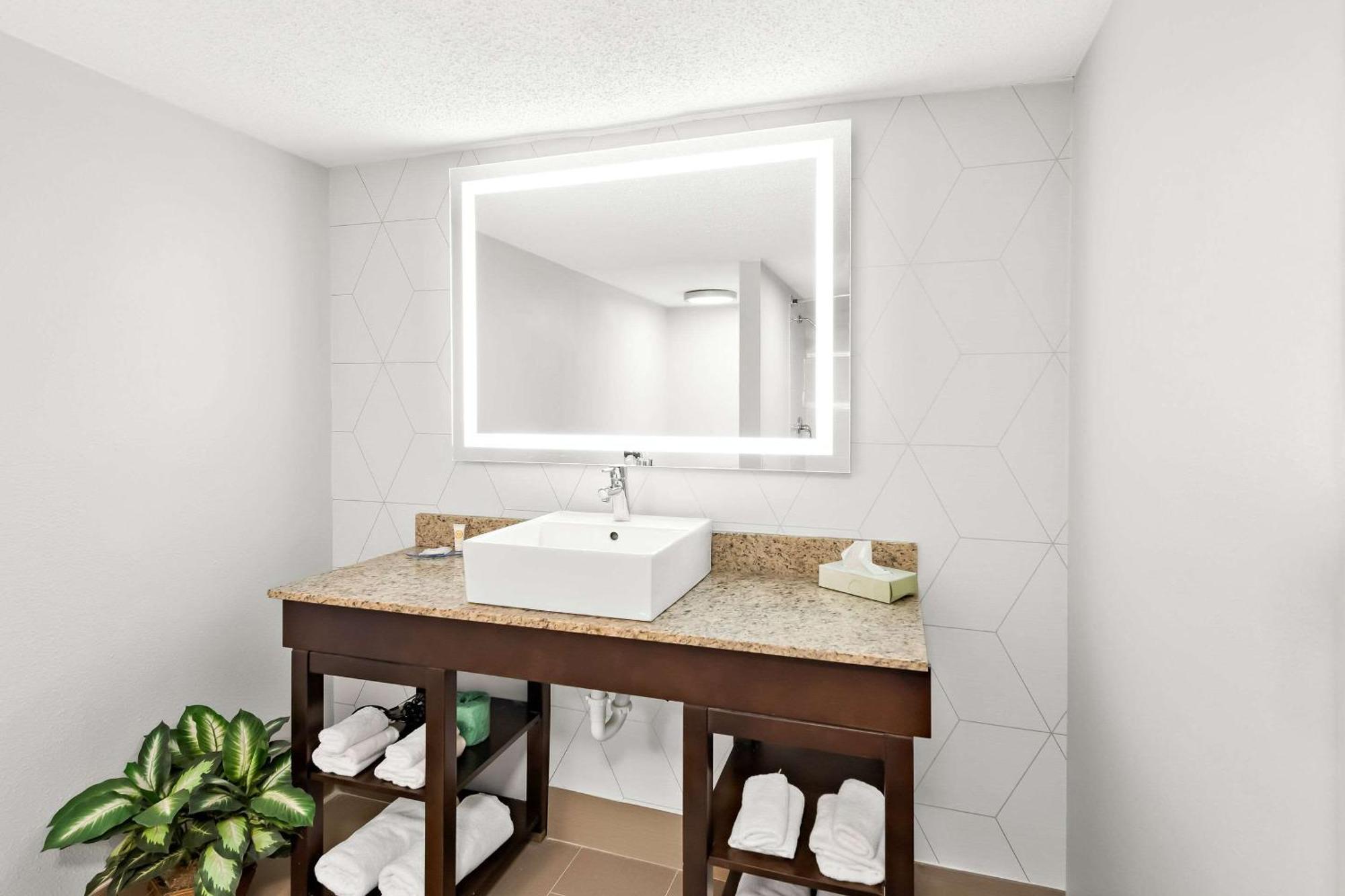 Comfort Suites Columbus Bagian luar foto